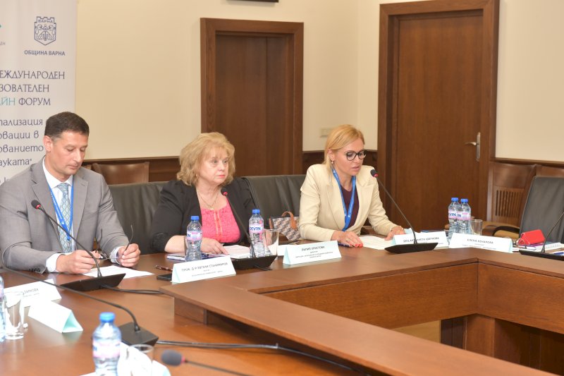 Г-жа Ант. Поздравителен адрес от г-н Т. Балабанов, председател на Общ. Съвет Варна